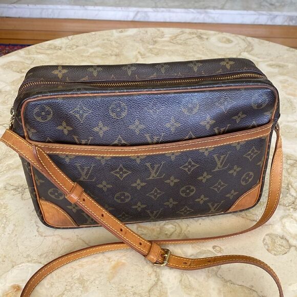 Authentic LOUIS VUITTON Trocadero 30 Monogram Shoulder Bag - Picture 4 of 17